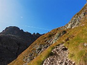 18 In decisa ripida salita su sentiero roccioso-pietroso-sassoso 